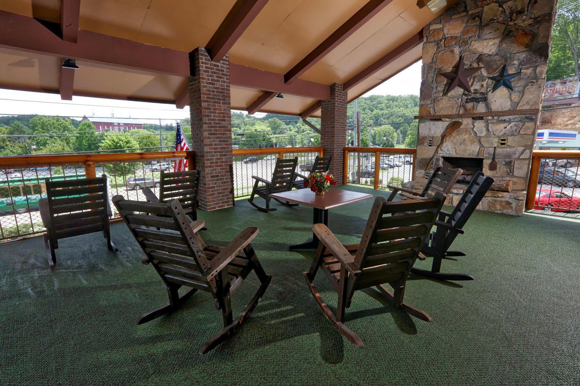 Wild Bear Inn Pigeon Forge Eksteriør billede